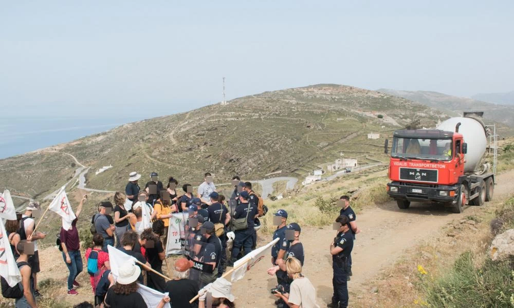 Η Τήνος κατά των ανεμογεννητριών - Διαδηλωτές καταγγέλλουν επίθεση από ΜΑΤ